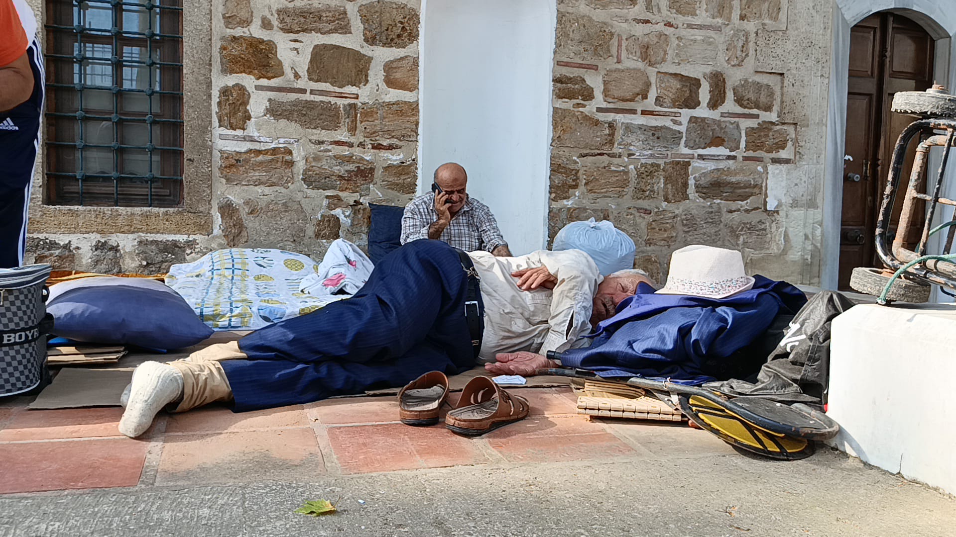 Tarihi Kırkpınar Yağlı Güreşleri için Türkiye'nin dört bir yanından Edirne'ye gelen ve otellerde yer bulamayan güreş sevdalıları, Selimiye Camisi çevresinde kurdukları çadırlarda Kırkpınar ruhunu ve dostluk bağlarını yaşatıyor.